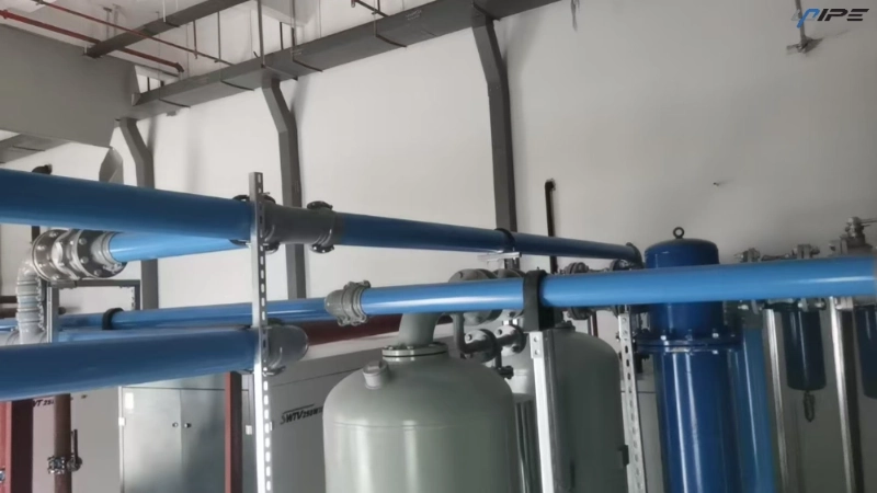 圧縮空気分配用の青いパイプ